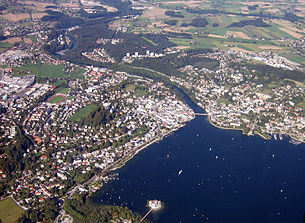 Luftbild von SW, Gmunden mit Seeschloss Ort (2006)