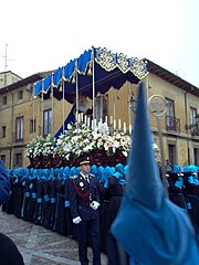 Semana Santa, Virgen de la Pasión, de la Cofradía del Santo Cristo de la Bienaventuranza (León), durante la procesión de las Bienaventuranzas de 2005.