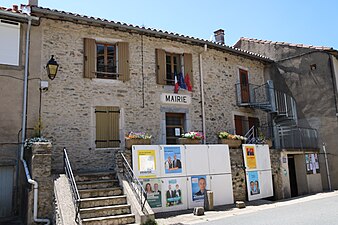 Vue de la mairie et des panneaux électoraux en 2017.