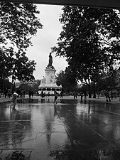 Vue du plan d'eau devant la statue centrale.