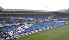 les supporters écossais présents dans une tribune font un tifo représentant le drapeau écossais.