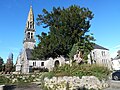 Tourch : l'église paroissiale Saint-Cornély et l'if de l'ancien cimetière, alors situé dans l'enclos paroissial.