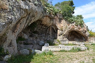 Ploutonion : grottes, vestiges du temple.