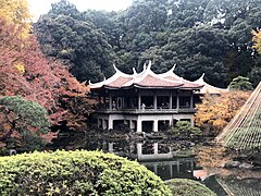 Shinjuku Gyo-en in fall