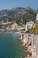 Amalfi es el principal pueblo de la costa en la que se localiza, llamada Costa Amalfitana (italiano: Costiera Amalfitana), y hoy en día es un destino turístico importante junto con otros pueblos de la misma costa, como Positano, Ravello y otros. Por Paolo Costa.