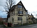 Villa mit rückwärtigem Anbau, Einfriedung, Terrasse und Stützmauer