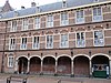 Eertijds onderdeel van het Stadhouderlijk Kwartier, thans in gebruik bij de Raad van State (met zuidelijke verlenging over de Stadhouderspoort)