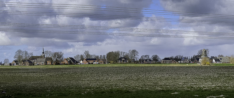 Silhouet van Klein-Wetsinge vanaf Sauwerd. Rechts de molen De Wetsinger zonder wieken in verband met de restauratie.