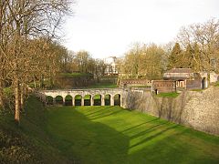 Caponnière flanquée par des talus en terre en fond de fossé qui suit le pont dormant entre la porte de Mons et la demi-lune de Mons à Maubeuge