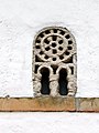 Ventana de la iglesia de San Miguel (Villardeveyo).