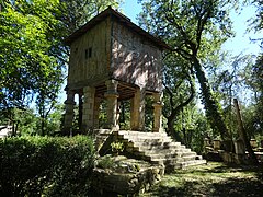 Pigeonnier du château de Besmaux.