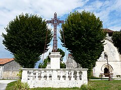 Croix monumentale devant l'église.