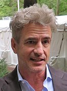 Dermot Mulroney interprète John.