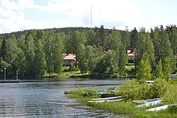 Taloja Vaajavirran rannalla Hupelissa kesällä 2012, takana Kanavuori