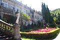 Parterre de buxos e flores.