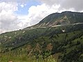 横手山山腹に沿う国道292号（2010年8月）