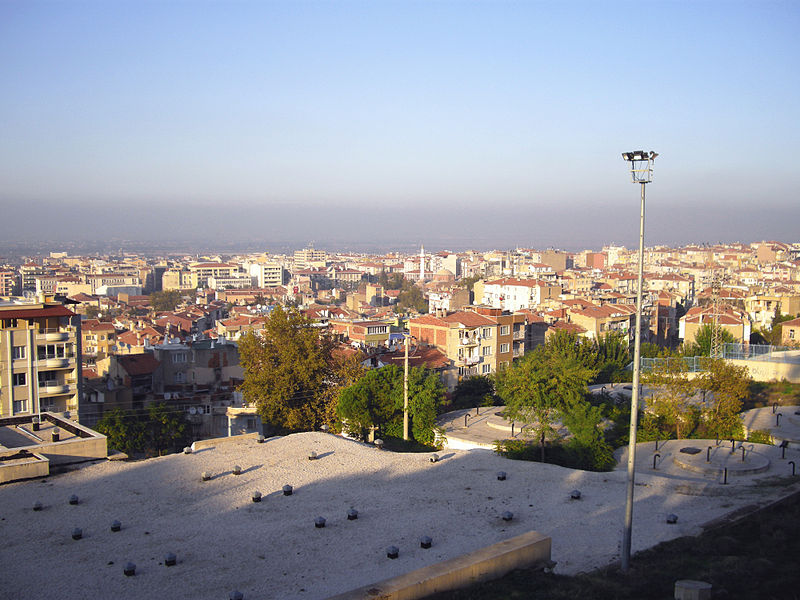 File:Ulu Cami önünden Manisa'nın görünüşü 2010.jpg