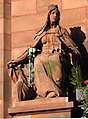 Altes Stadthaus (Detail): Figur über dem Portal mit Hansekogge und Altem Rathaus