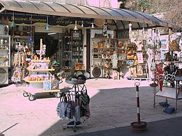 Souvenirwinkel in Nazareth. Toerisme is een belangrijke bron van inkomsten voor de stad (2008).