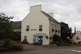 The town hall and post office in Mahalon