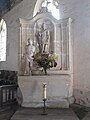 L'autel latéral sud et sa statue de saint Maurice en légionnaire romain. La statue de saint Sébastien a été posée sur l'autel.