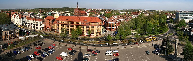 Выгляд з городской турнѣ: в центрѣ видѣти торговый дом и Нову Браму