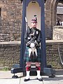 Un soldato britannico del Royal Regiment of Scotland con la baionetta inastata su un fucile SA80, nel luglio 2006.