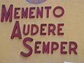 La scritta Memento Audere Semper posta sull'edificio del Vittoriale che ospita il MAS 96 usato da Gabriele d'Annunzio durante la beffa di Buccari.