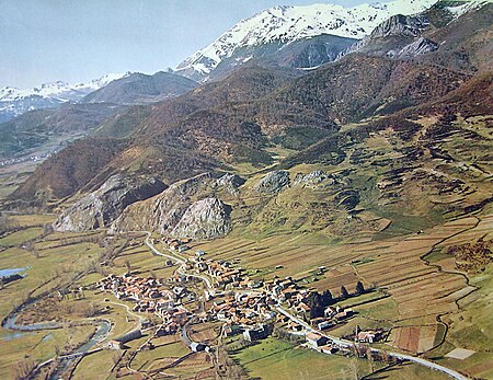 Panorámica de Burón en 1972. Núcleo de la montaña de Valdeburón. Hoy, un paisaje bajo las aguas de un embalse