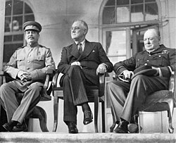 Tre menn, Stalin, Roosevelt og Churchill, sitter sammen albu mot albu