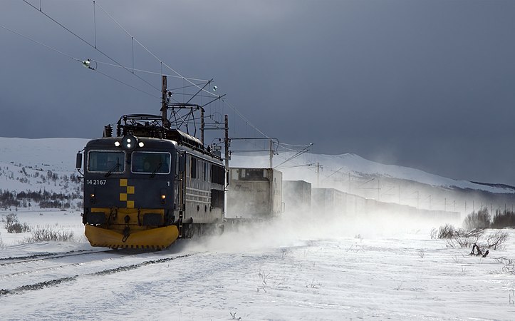 挪威杜姆奧斯附近，多夫勒線（英语：Dovre Line）上停靠一列接有貨車的NSB El 14（英语：NSB El 14）電力機車。