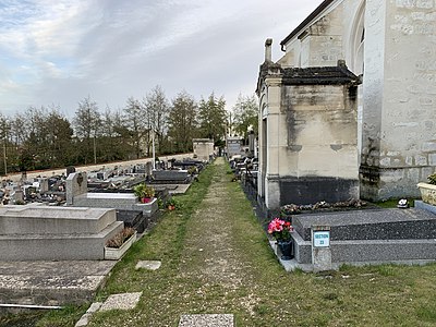 Le long de l'église