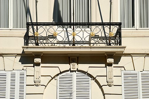 Le balcon surplombant la rue Royale.