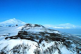 Mount Terror (rechts) en Mount Erebus (links), gezien vanuit het wetenschapsstation Point Peninsula op het eiland Ross