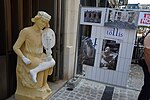 Exemple reconstruit d'une statue d'un musicien ; en blanc figurent les parties manquantes sur l'original du musée Saint-Remi