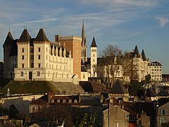 Vue générale sur la Ville-Haute de Pau, avec au premier plan le château de Pau, puis le boulevard des Pyrénées.