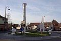 Le giratoire avec le monument en mémoire des victimes de la sidérurgie.