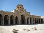 Galerie devant la salle de prière de la mosquée.