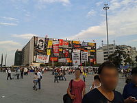 7 juin, vue sur les posters géants qui recouvrent le musée d'Atatürk sur la place Taksim.