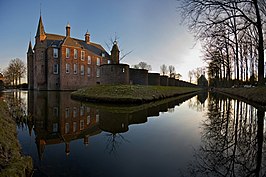 Het slot met de omgrachting, op de voorgrond de slangenmuur