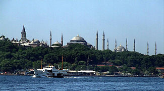 Vista do Cabo do Serralho desde o Bósforo; da esquerda para a direita: Palácio Topkapı, Basílica de Santa Sofia e Mesquita de Sultanahmet