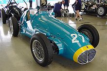 Photo d'une Maserati A6GCM turquoise et jaune, marquée du numéro vingt-sept