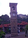 La torre campanaria (con il castello sullo sfondo)