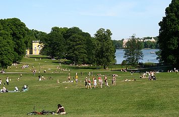 Vänstra bilden visar Hagaparkens pelouse mot väst med ett av Koppartälten i bakgrunden, högra bilden är tagen mot öst med Gustav III:s paviljong nere vid Brunnsviken. Båda fotografierna är tagna sommaren 2007.