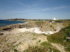 La Grève bleue ; à l'arrière-plan la ville du Conquet.