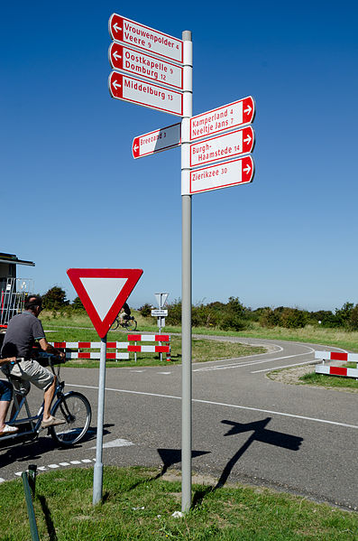 File:Fahrradknotenpunkt-De-Banjaard-2012.jpg