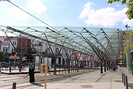 Station de tram et de bus.