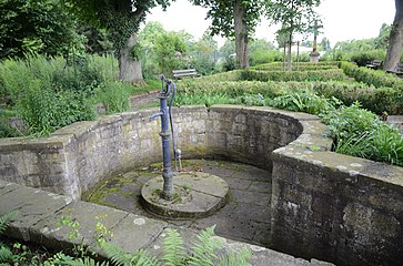 Weihersbrunnen von 1569 (Pumpe von 1897)