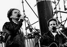 O cantaire y musico estausunidense Art Garfunkel (a ezquierda), en una imachen d'os anyos 1980 chunto con Paul Simon en una actuación en os escenarios de Simon and Garfunkel.