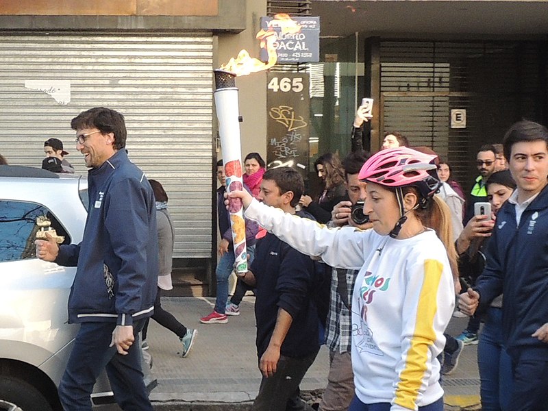 File:Antorcha Olímpica por Avenida 51 (43825358122).jpg